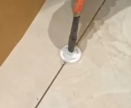 大悟瓷砖空鼓维修公司专业解答瓷砖在铺贴过程中，如果没有涂抹均匀到位的粘结材料（如水泥砂浆或瓷砖胶），可能会导致以下问题