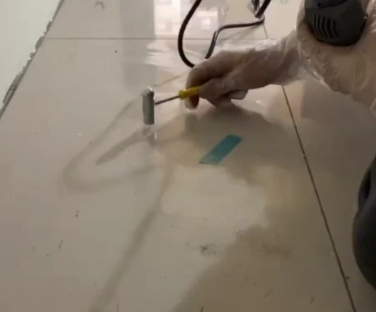 大悟瓷砖开裂维修公司专业分享瓷砖在铺贴前如果没有沥干水分，将会导致以下问题