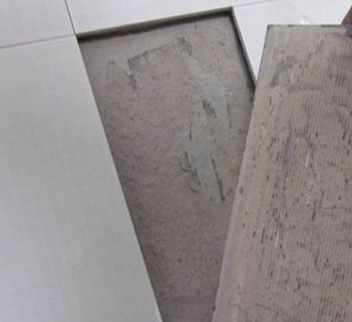 大悟瓷砖空鼓维修公司分享瓷砖铺贴时如果打浆（即涂抹在瓷砖背面和基层上的砂浆或瓷砖胶）过少，会带来以下问题